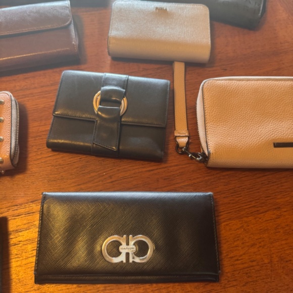 WALLET BLOWOUT - 15% OFF FOR ANY 2 WALLETS!! OR CLUTCHES - LUXURY & MID - Picture 4 of 12
